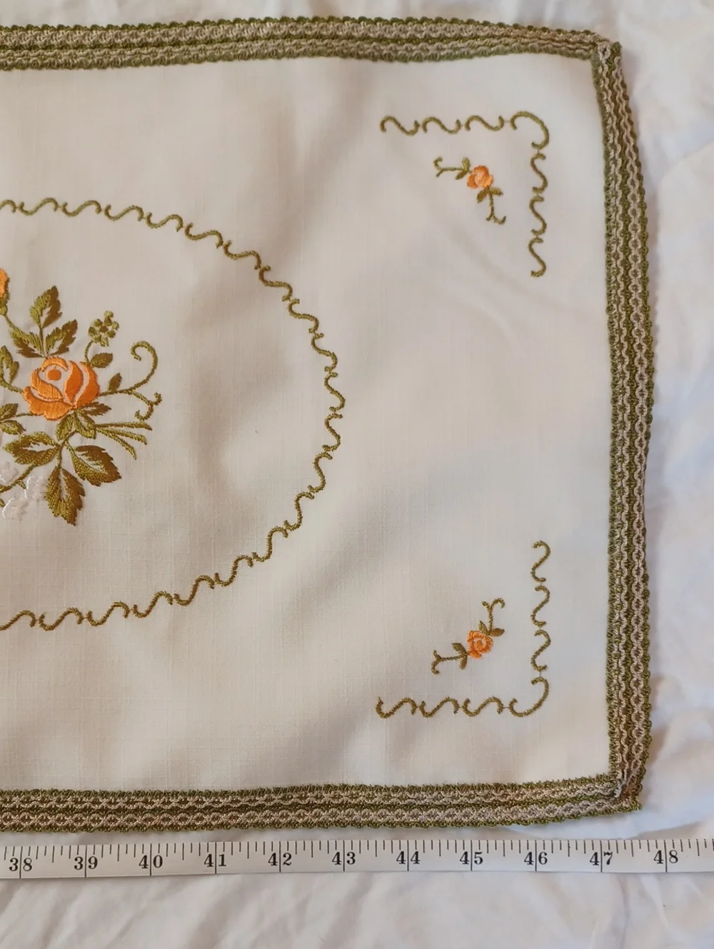 Vintage Scandinavian-style Embroidered Rose Floral Table Runner In Cream & Green